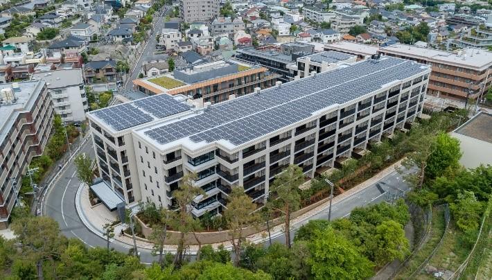 「外観と太陽光パネル」